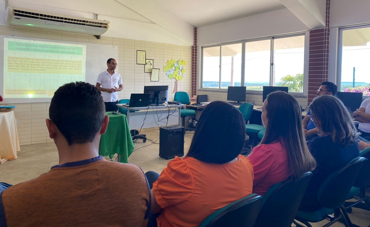 Nicolau Neto defende obrigatoriedade de disciplina sobre História Afro-indígena em formação na EEM Patativa do Assaré